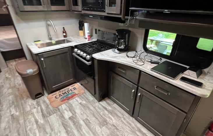 Kitchen countertops/ gas stove-oven