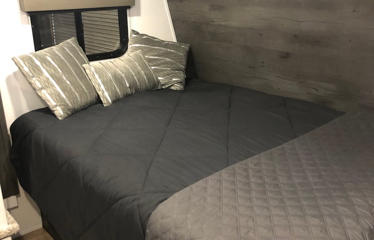 All linens provided for Camper Queen bed and 2 bunks.
