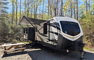 Outback: Chef's kitchen, King bed, 3 slides, Solar