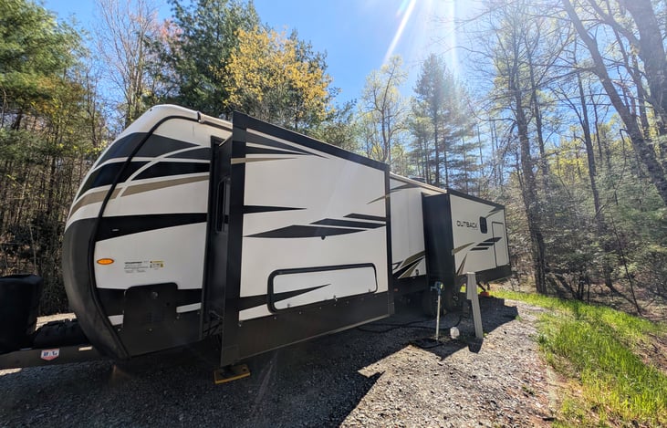 Very well equipped trailer with everything you need for an amazing camping experience. Solar power, lithium batteries, auto-leveling system, heated water tanks for cold weather, outdoor shower & more.