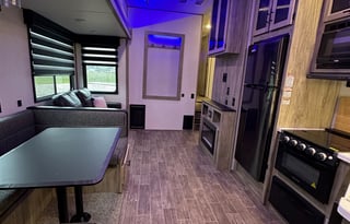 2021 Arctic Wolf 287BH Fifth Wheel, Sleeps 10!