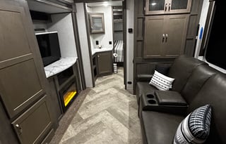 The Perfect Couples Getaway–King Bed + Cozy Vibes