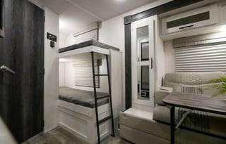 R-POD 193 w/King Size Bed **Delivery Offered**