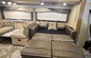 Luxury Disel Push, sleeps 8, 1.5 bath, washer &dry