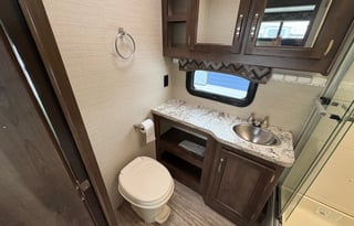 2018 Jayco Motorhome sleeps 10!