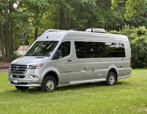 Airstream RV Tommy Bahama Interstate Lounge