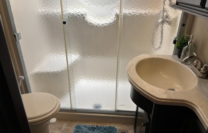Full-size shower with removable shower head