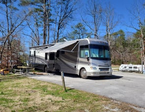 Winnebago Adventurer 38N