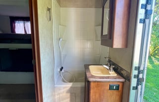 Spacious 42-ft 5th wheel RV