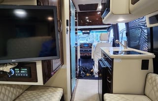 2023 Midwest Patriot FD2 – Ultimate Luxury Coach