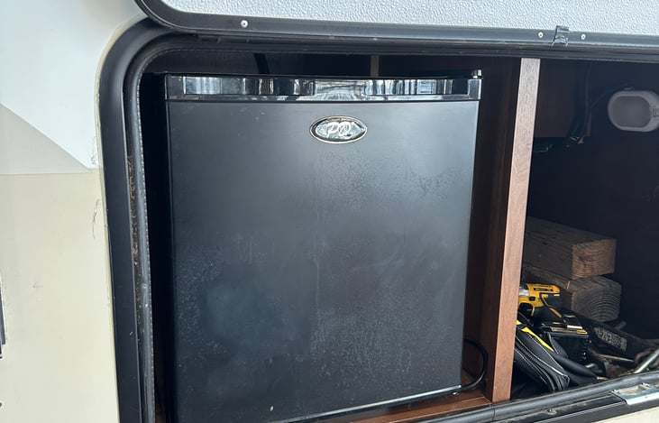 Outdoor fridge (Requires 110v power hookup or generator)