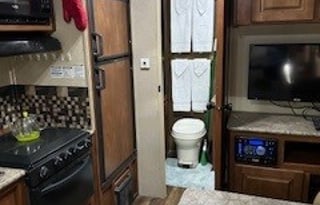 Stationary Cute Camper & FHU Space near Glacier NP