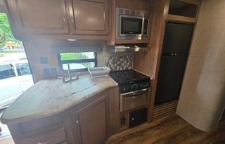ALL SEASON-2019 Coachmen Legacy Edition Sleeps 10!