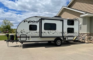 Sleeps 5, lots of upgrades! 600W solar system