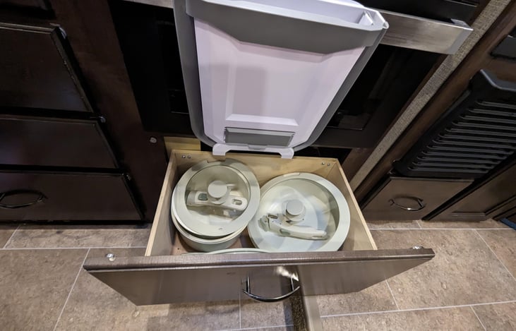 full set of pots and pans with detachable handles for easy use and storage