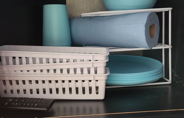 6 cups, 6 bowls and 6 dinner planes along with enough utensils for everyone.