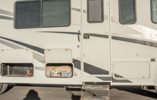 Spacious configuration, convenient desk, +Starlink