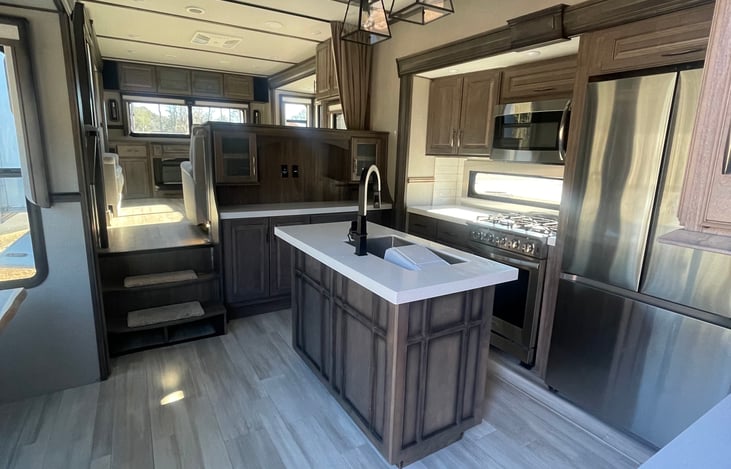 Full Gourmet Chef Kitchen, 4 burner gas stove and oven, full size refrigerator, microwave