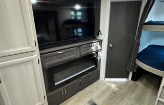 Beautiful Family Friendly 33 FT. Aurora RV