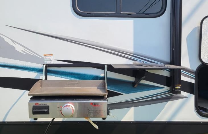 Outdoor griddle with shelf