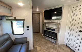 Glamping Haven: 2 Bdrms, Cozy Fire & Paws Welcome!