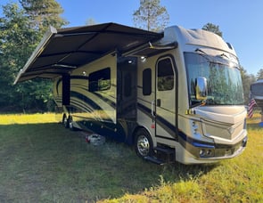 Fleetwood RV Discovery LXE 44S