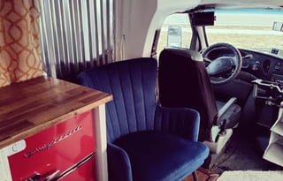 Couple & Bestie Adventure Bus - Cozy and Spacious