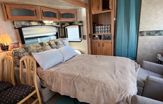 Family friendly, stocked keystone fifth wheel