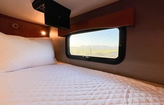 Fully Stocked Diesel w/2 Baths, King + Bunks