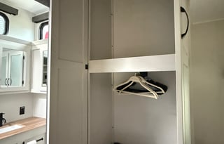 Luxury & Comfort 5th Wheel– Perfect for Adventures