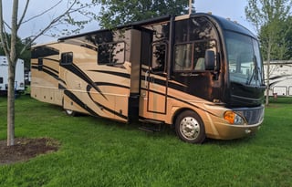 38ft Fleetwood Pace Arrow - Now this is "Glamping!" Beautiful Motorhome!