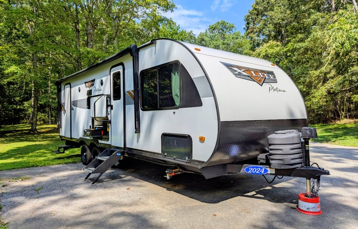 Step into comfort with this 2024 Wildwood X-Lite 240BHXL. This family-friendly bunkhouse camper comfortably sleeps up to 8 with a King-size Versa-Tilt bed, large bunks, modern interior, and more.