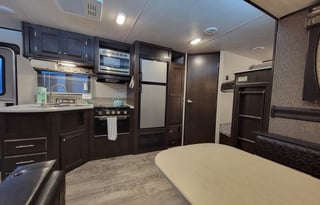 ★Full Size BUNKS★Private Queen Room★Exit 407