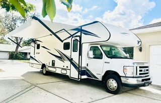 T2020 CONVENIENT & EASY TO DRIVE WINNEBAGO CLASS C