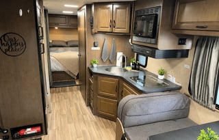 (#6) 30’ Adventure RV– Sleeps 8|Generator|Festival