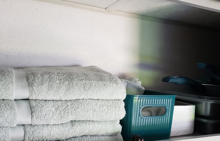 4 full body towels, hand towels, & wash cloths. Can use these or your own. Pots & pans, 2 pans with lids, citronella candle for the patio table that is included.