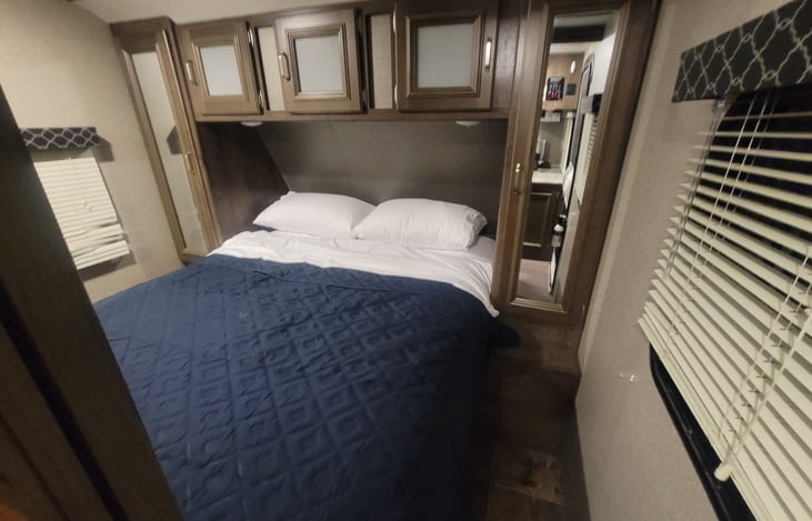 Queen size pillow top queen.