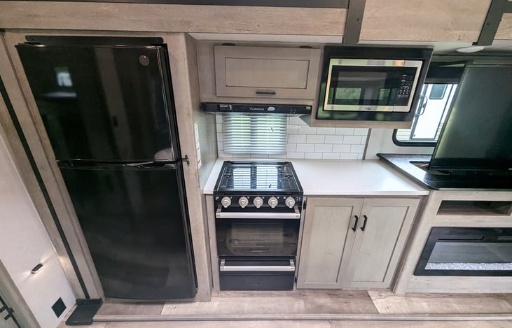 Spacious galley and fully-equipped kitchen. Plenty of room for everyone. Private bunkhouse and private bedroom on opposite ends. Pop-up TV to keep everyone entertained. Ample storage.