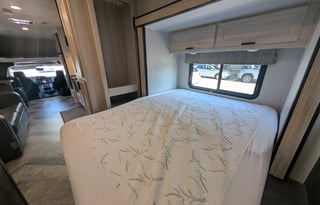 Starlink Keurig onboard. Spacious & Cozy Sleep 6