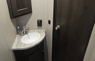 Great Family Getaway w/ Bunk House (DELIVERY ONLY)