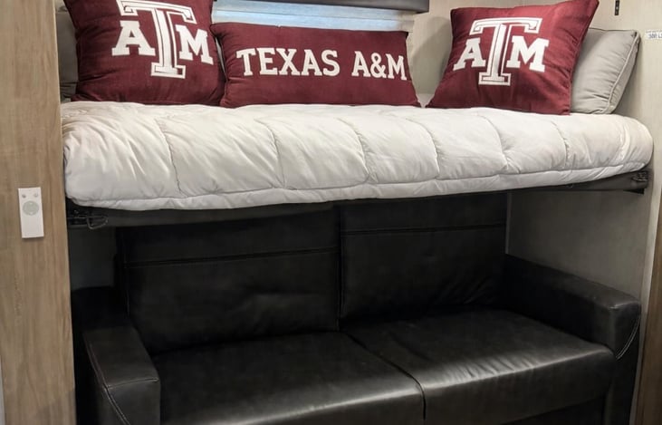 Spacious & Flexible Bunk Area
The ultimate setup for family comfort & extra guests! This versatile bunkhouse zone features dedicated overhead bunk w/plenty of headroom, plus a comfortable lower sofa.
