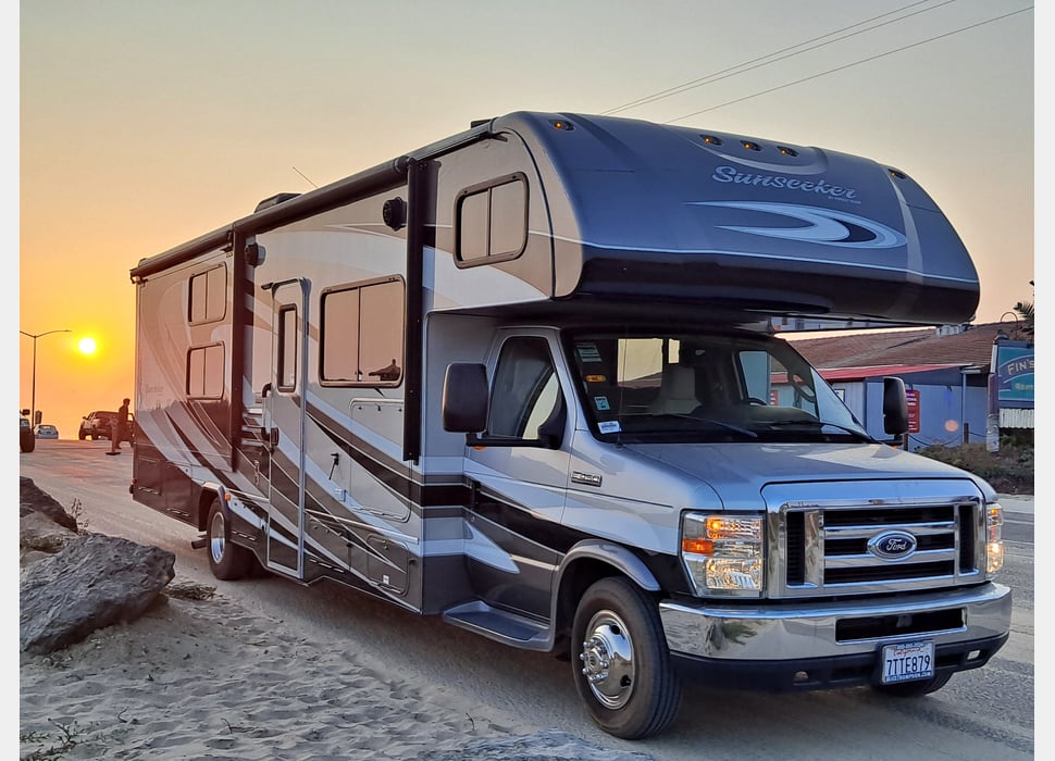 Class C Motor Home rentals in West Hills