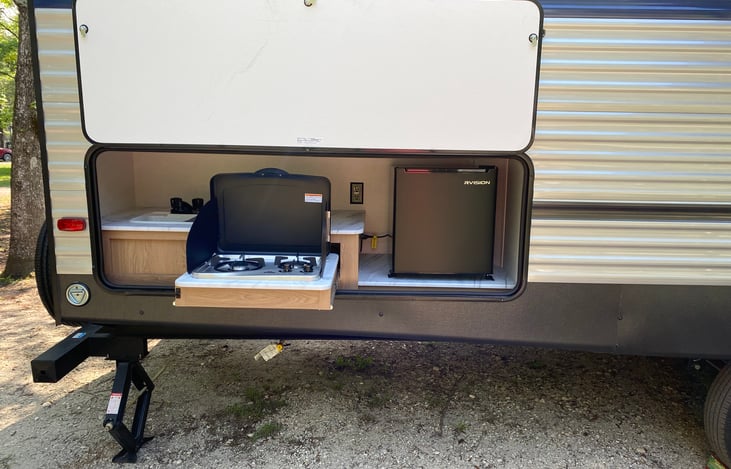 OUTDOOR KITCHEN WITH SINK, GAS COOKTOP, AND MINI FRIDGE