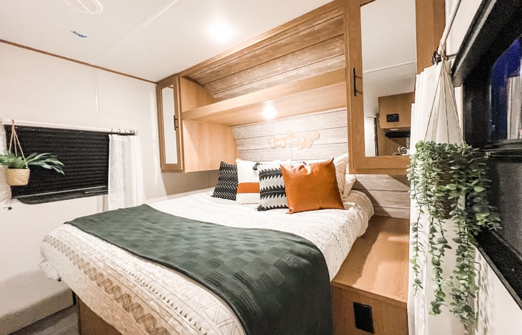 Main Bedroom with comfy linens and cozy atmosphere. Queen size bed.