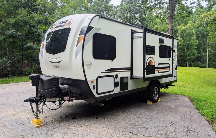 This lightweight and modern Geo Pro 19QB is loaded and off-grid ready with solar power. Enjoy a cozy queen bed, full kitchen, bath, outdoor griddle, and power awning. Perfect for your next adventure!