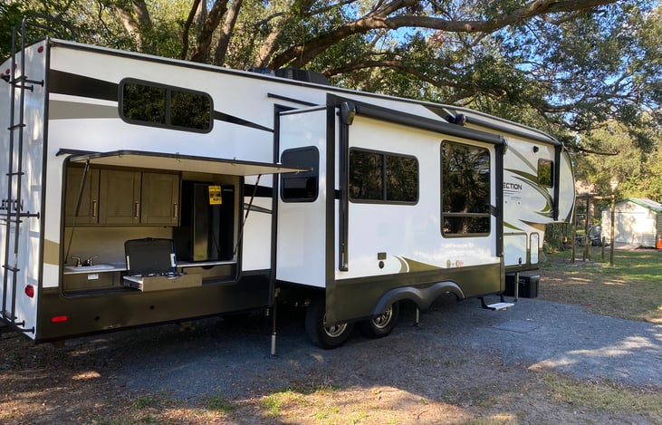 Outdoor kitchen! Complete with mini fridge, sink and 2 burner gas stovetop.