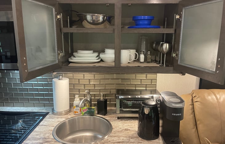Kitchen with Paper Towels, Dish Soap, Sponge, Toaster Oven, Kettle, Keurig, Salad Bowls, Sieve, Plastic Plates & Bowls, Ceramic Plates, Bowls & Dishes, Mugs & Cups, Wine Goblets, Salt & Pepper