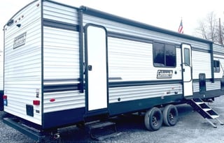 BRAND NEW - 2025 Keystone Coleman Lantern 28BHS