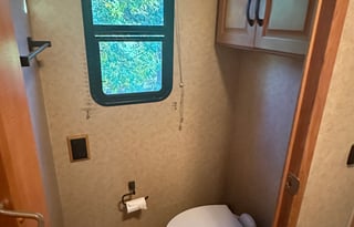 2008 Winnebago Adventurer 33C