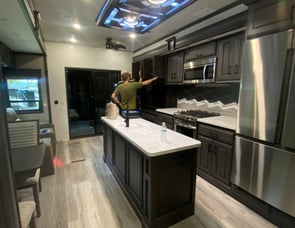 DRV Luxury Suites FullHouse JX450